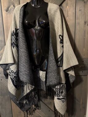 L'Amour Reversible Fringe Cape in Grey and Black
